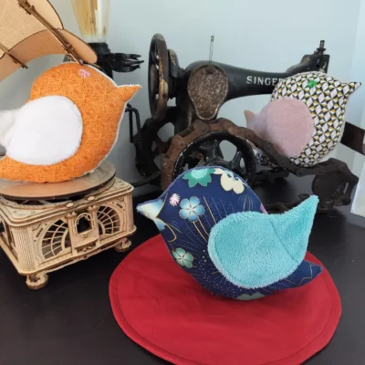 Peluche oiseau artisanale en tissu – Décoration poétique unique
