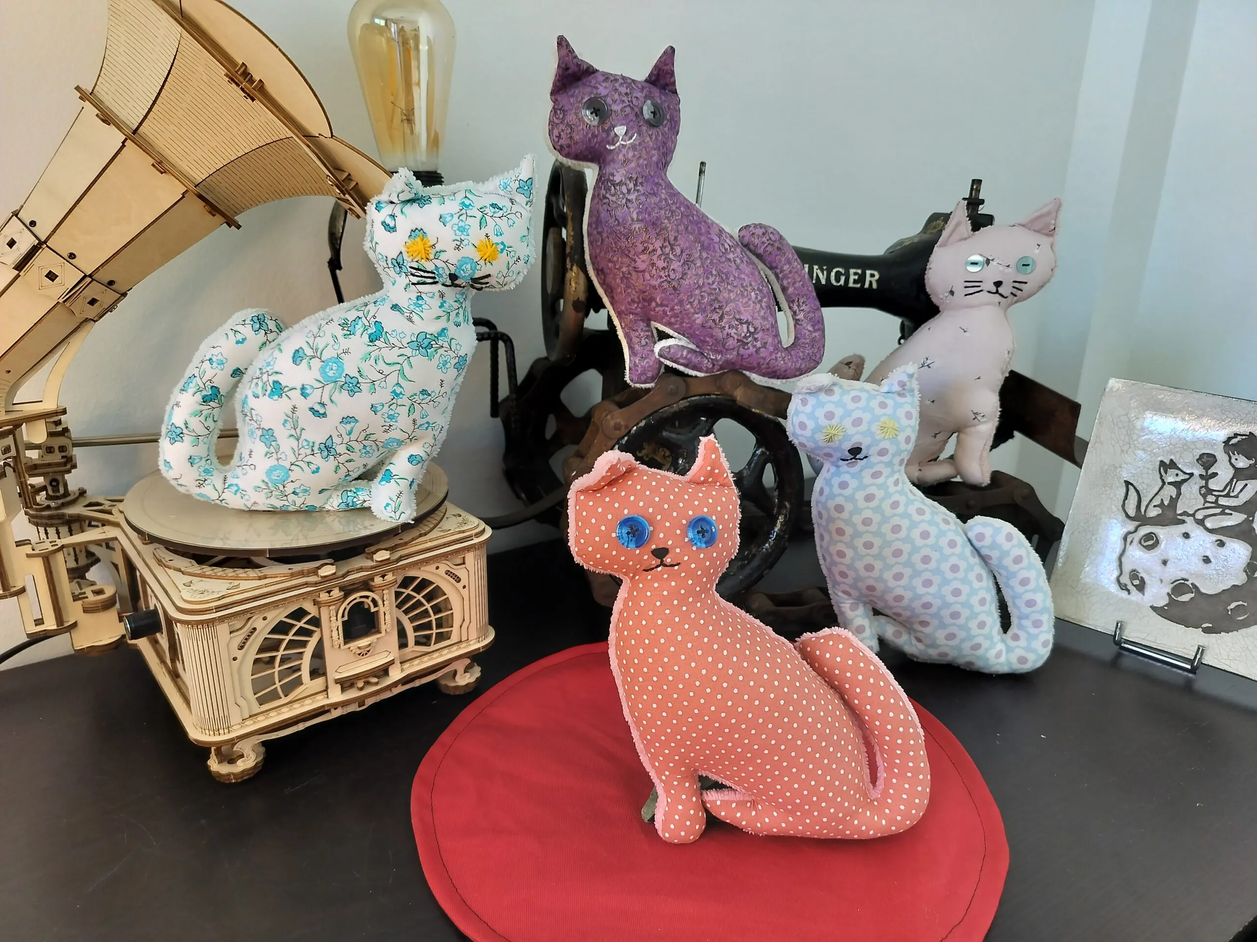 Peluche chat Tribal – Motifs géométriques bleu marine & azur – Image 9