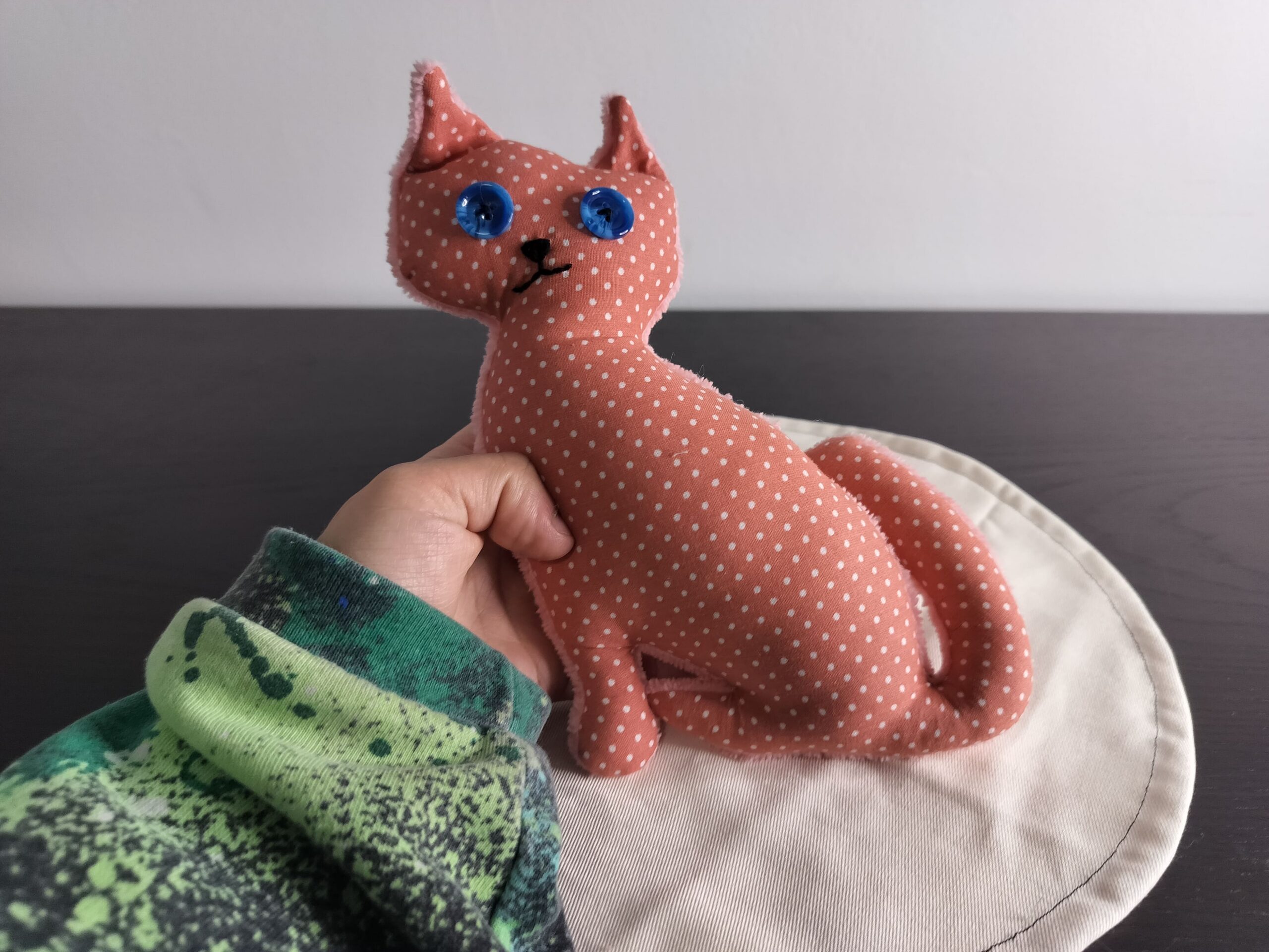 Peluche chat Tribal – Motifs géométriques bleu marine & azur – Image 3