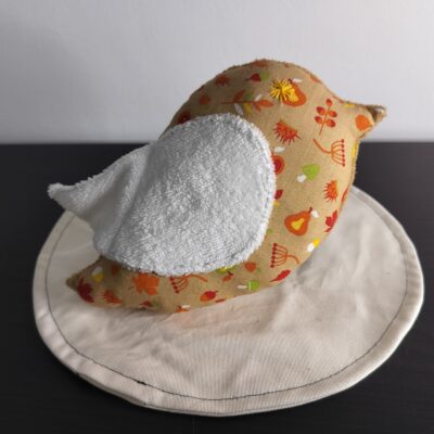 Peluche oiseau aux motifs d'automne avec une aile blanche en éponge et un œil brodé en forme d'étoile jaune.