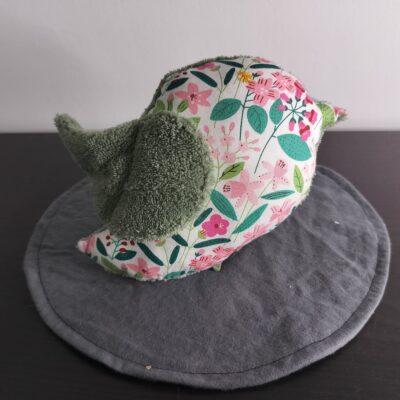 Peluche oiseau à motifs floraux avec une aile en éponge vert olive.
