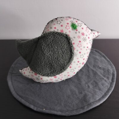 Peluche oiseau à motifs de petites fleurs avec une aile en éponge gris anthracite.