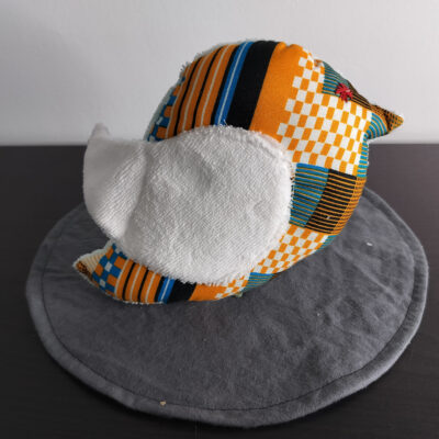 Peluche oiseau aux motifs géométriques avec une aile en éponge blanche.