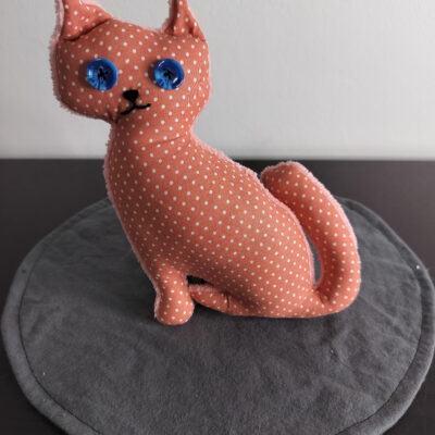 Peluche chat a pois blanc sur fond saumon vieux rose grands yeux boutons bleus envers eponge rose fait main