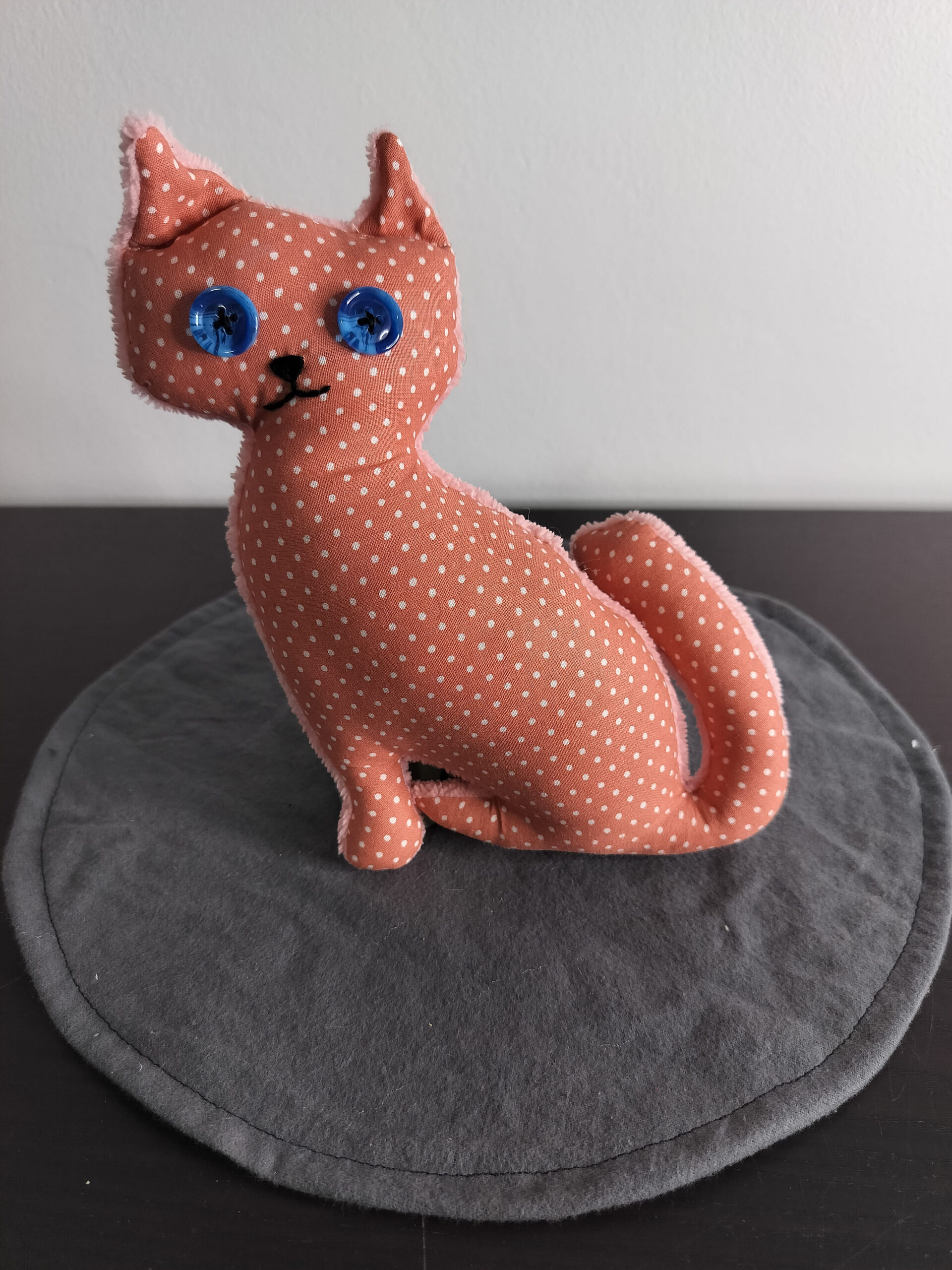Peluche chat a pois blanc sur fond saumon vieux rose grands yeux boutons bleus envers eponge rose fait main