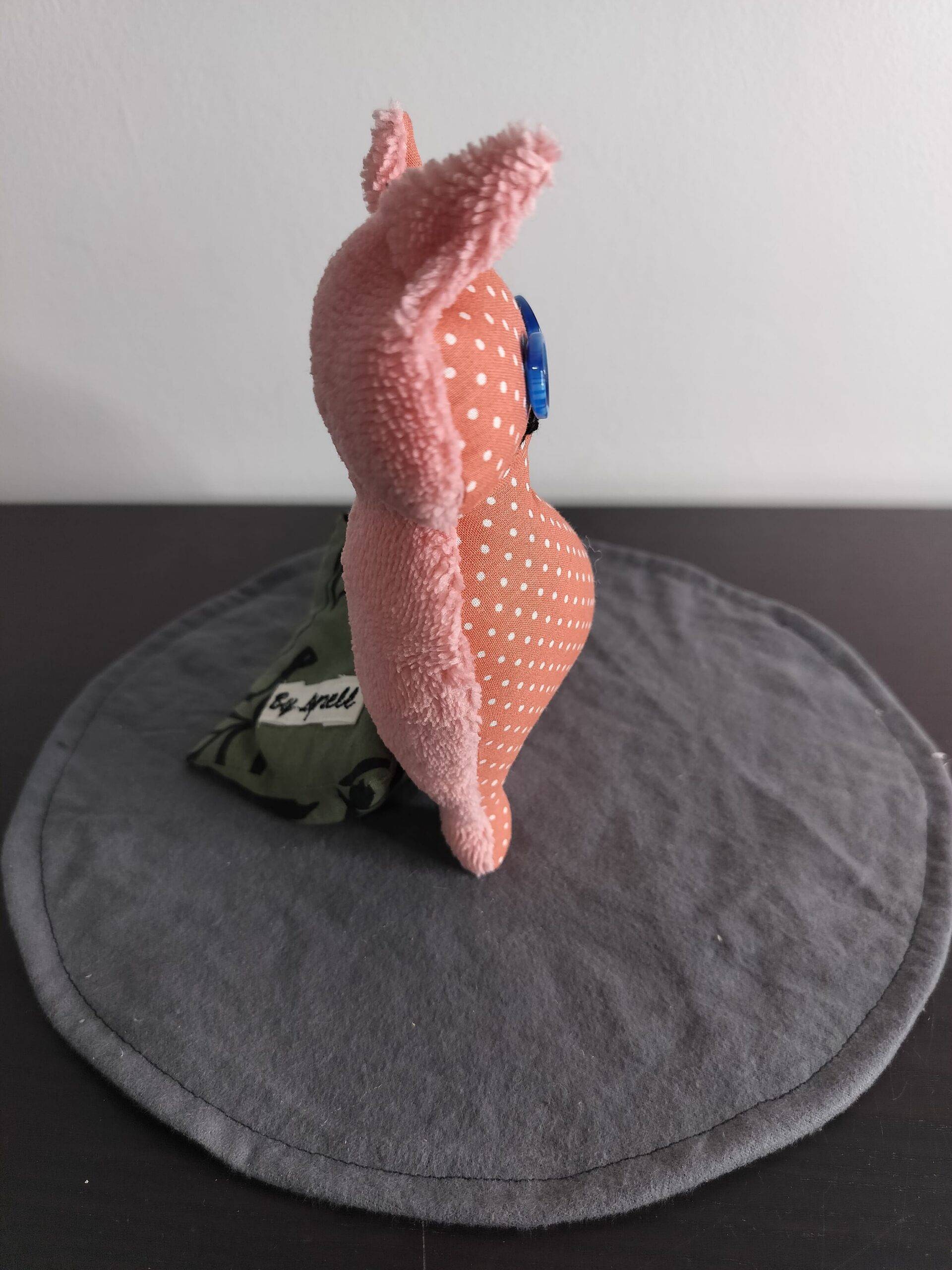 Peluche chat Tribal – Motifs géométriques bleu marine & azur – Image 6