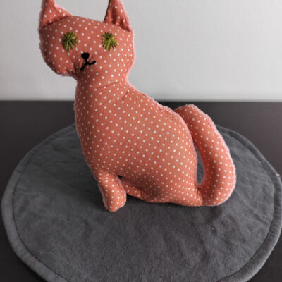 Peluche doudou chat a pois blanc rose saumon yeux etoiles brodes vert olive envers eponge rose fait main
