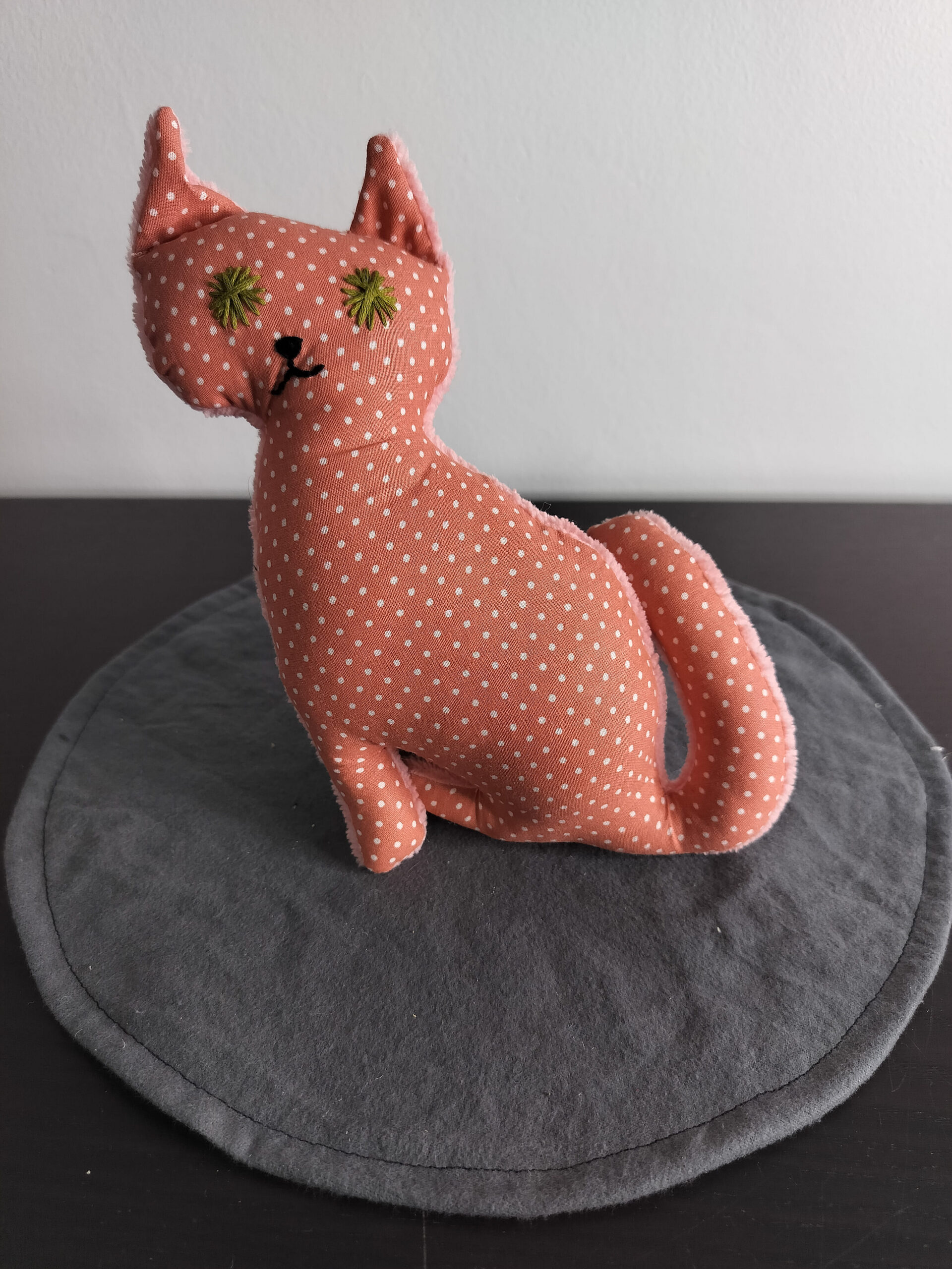 Peluche doudou chat a pois blanc rose saumon yeux etoiles brodes vert olive envers eponge rose fait main