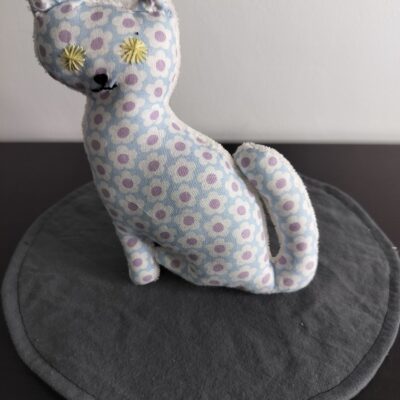 Peluche doudou chat motifs fleurs bleu et violet yeux etoiles brodes jaune pastel envers eponge creme fait main