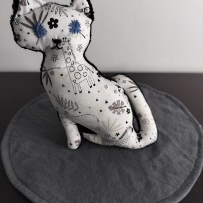 Peluche doudou chat motifs savane jungle ecru et noir girafe zebre yeux etoiles brodes bleu indigo envers eponge noire fait main