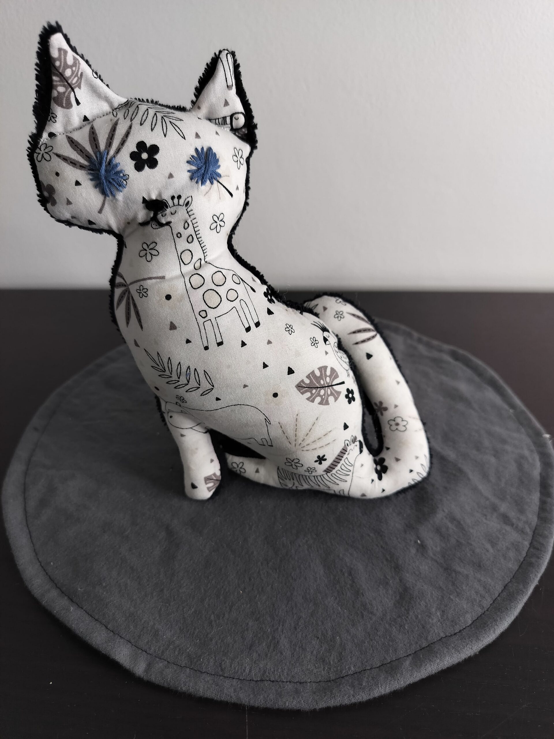 Peluche doudou chat motifs savane jungle ecru et noir girafe zebre yeux etoiles brodes bleu indigo envers eponge noire fait main