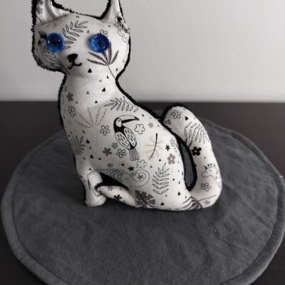 Peluche chat motifs animaux exotiques toucan jungle ecru noir yeux grands boutons bleu roi envers eponge noire fait main