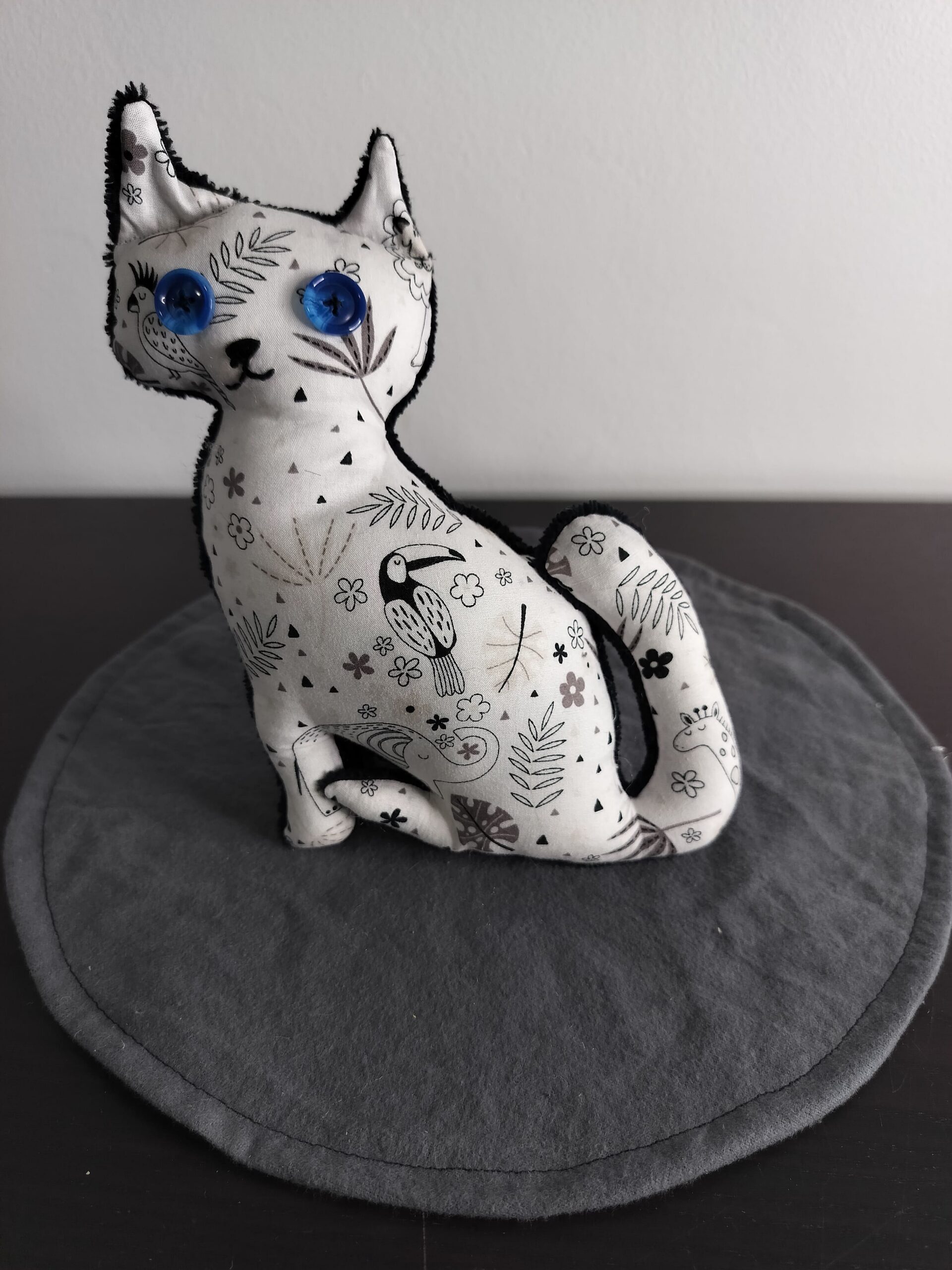 Peluche chat motifs animaux exotiques toucan jungle ecru noir yeux grands boutons bleu roi envers eponge noire fait main