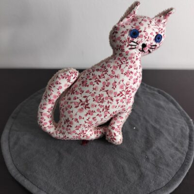 Peluche chat fleurs rose style liberty champetre tissu blanc creme grands yeux boutons bleu roi envers eponge vieux rose fait main