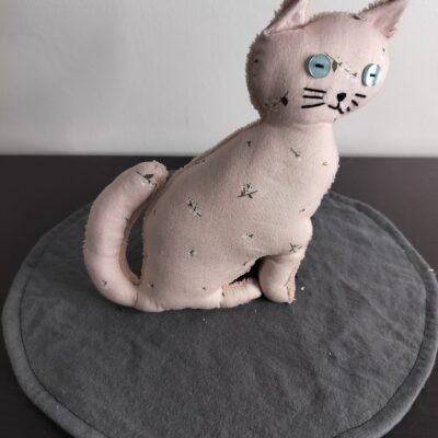 Peluche chat rose poudre minimalist aux discrets motifs de brindilles herbes folles grands yeux boutons bleu turquoise menthe envers eponge vieux rose fait main