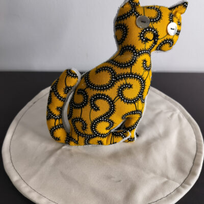 Peluche chat jaune dore motifs ethniques volutes noires grands yeux boutons clairs transparents envers eponge blanche fait main