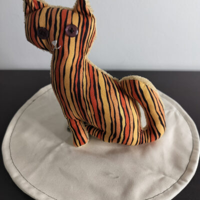 Peluche chat raye orange jaune moutarde et noir style tigre vintage grands yeux boutons marron chocolat envers eponge beige