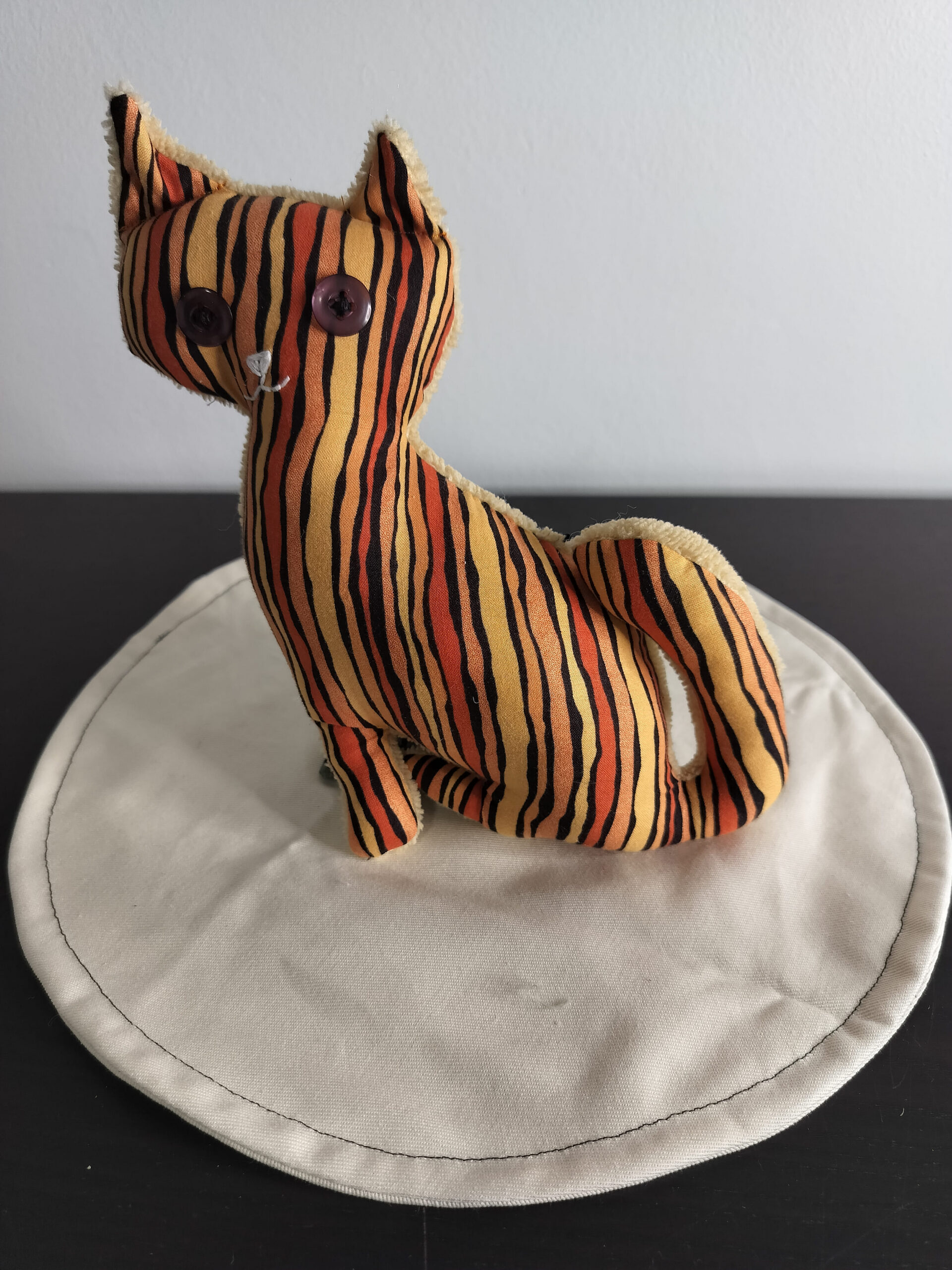 Peluche chat raye orange jaune moutarde et noir style tigre vintage grands yeux boutons marron chocolat envers eponge beige