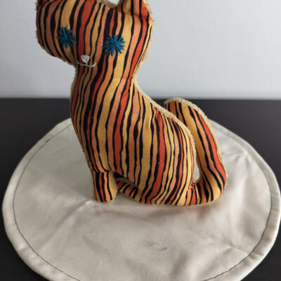 Peluche chat raye jaune moutarde et orange brique yeux etoiles brodees bleu canard doudou artisanal fait main