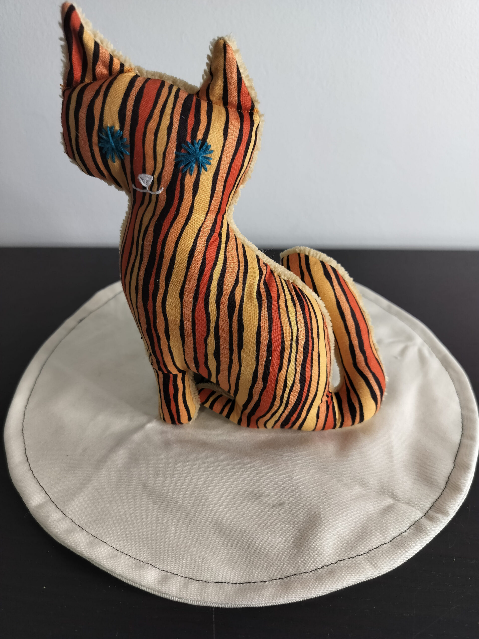 Peluche chat raye jaune moutarde et orange brique yeux etoiles brodees bleu canard doudou artisanal fait main
