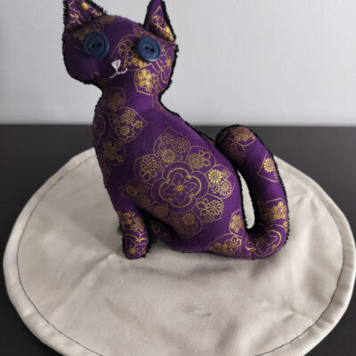 Peluche chat violet et or motifs mandalas asiatiques grands yeux boutons bleus doudou fait main envers eponge noire