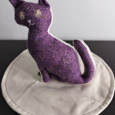 Peluche chat violet pourpre a motifs baroques et reflets dores yeux etoiles brodes beige clair envers eponge creme fait main