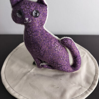 Peluche chat style baroque violet pourpre et fils dores grands yeux boutons fonces brillants envers eponge creme fait main