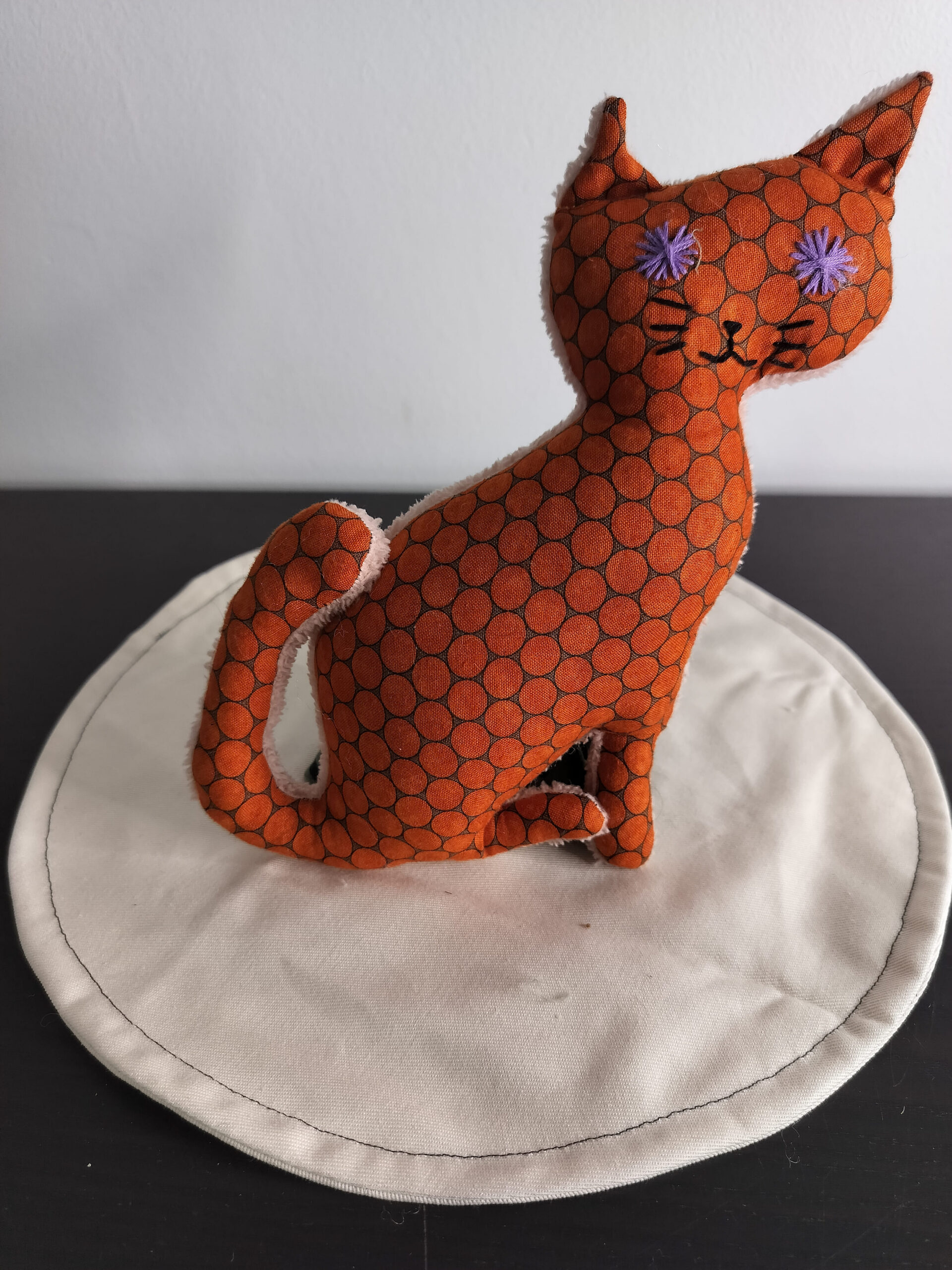 Peluche chat couleur terracotta orange brique a motifs alveoles noires yeux etoiles brodes violettes envers eponge creme fait main