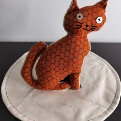 Peluche chat géométrique orange terracotta et noir yeux grands boutons blancs nacre envers eponge creme fait main