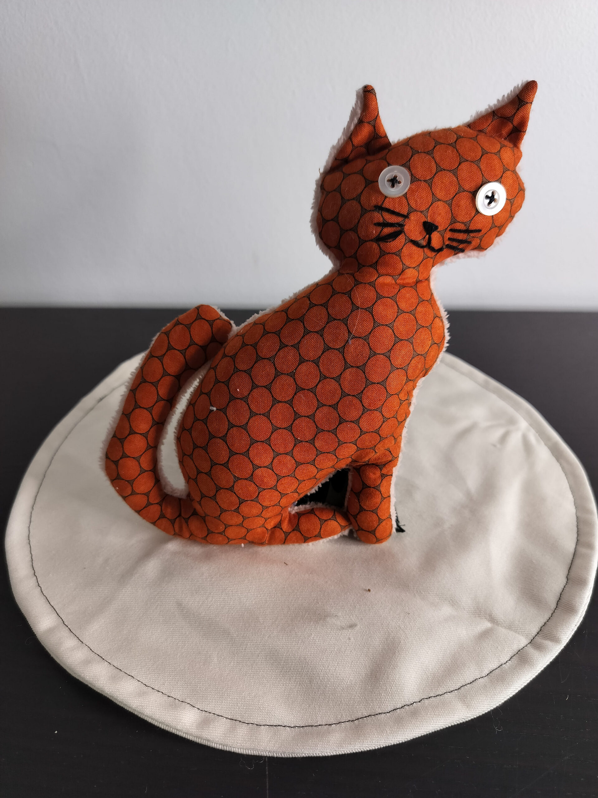 Peluche chat géométrique orange terracotta et noir yeux grands boutons blancs nacre envers eponge creme fait main