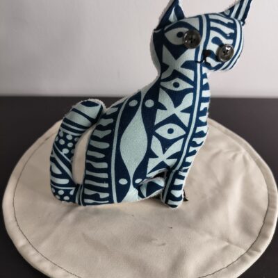 Peluche chat bleu et blanc motif ethnique geometrique aztèque grands yeux boutons gris fonce transparents fait main