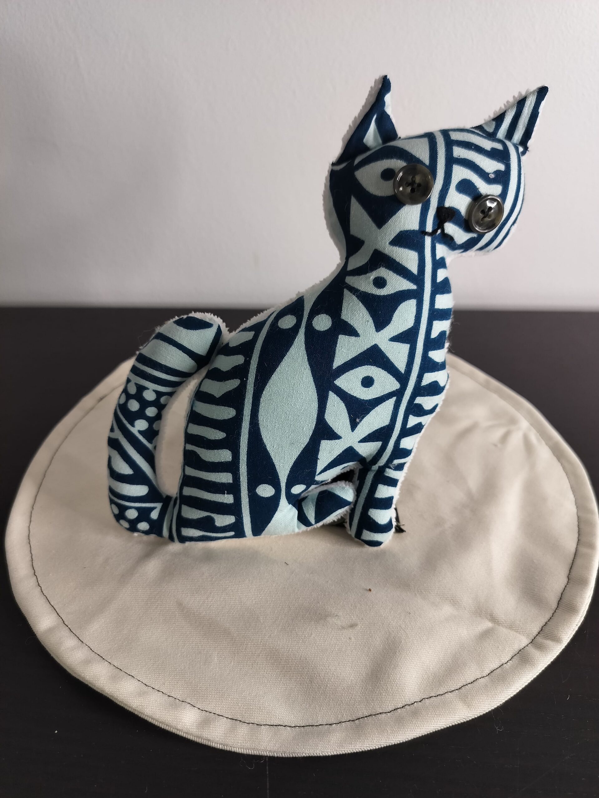 Peluche chat bleu et blanc motif ethnique geometrique aztèque grands yeux boutons gris fonce transparents fait main