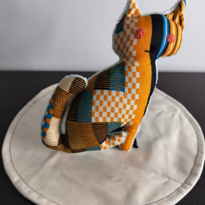 Peluche chat orange motif geometrique arlequin damier blanc et lignes noires bleu azur yeux etoiles brodees corail fait main