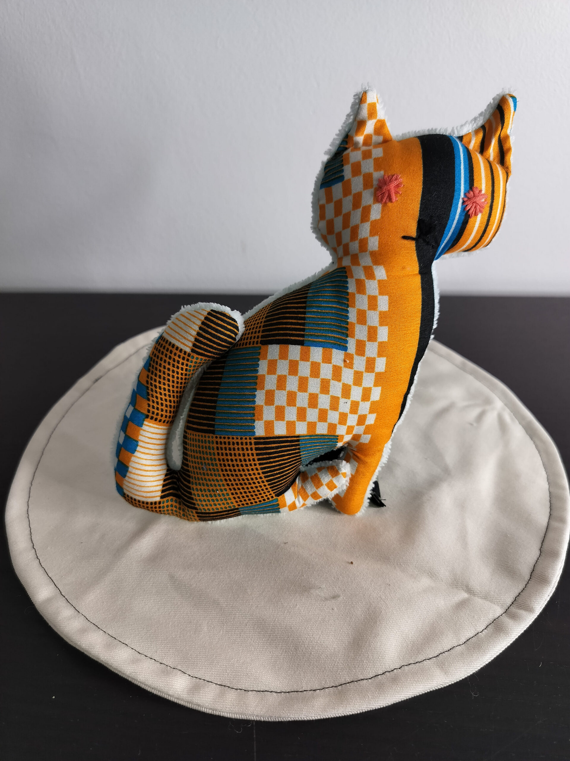 Peluche chat orange motif geometrique arlequin damier blanc et lignes noires bleu azur yeux etoiles brodees corail fait main