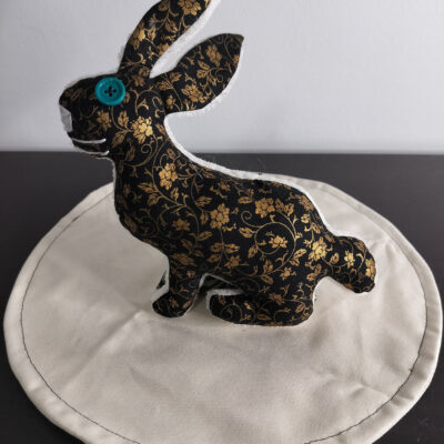 Peluche lapin noir et or en tissu recycle arabesques oeil bouton turquoise fait main