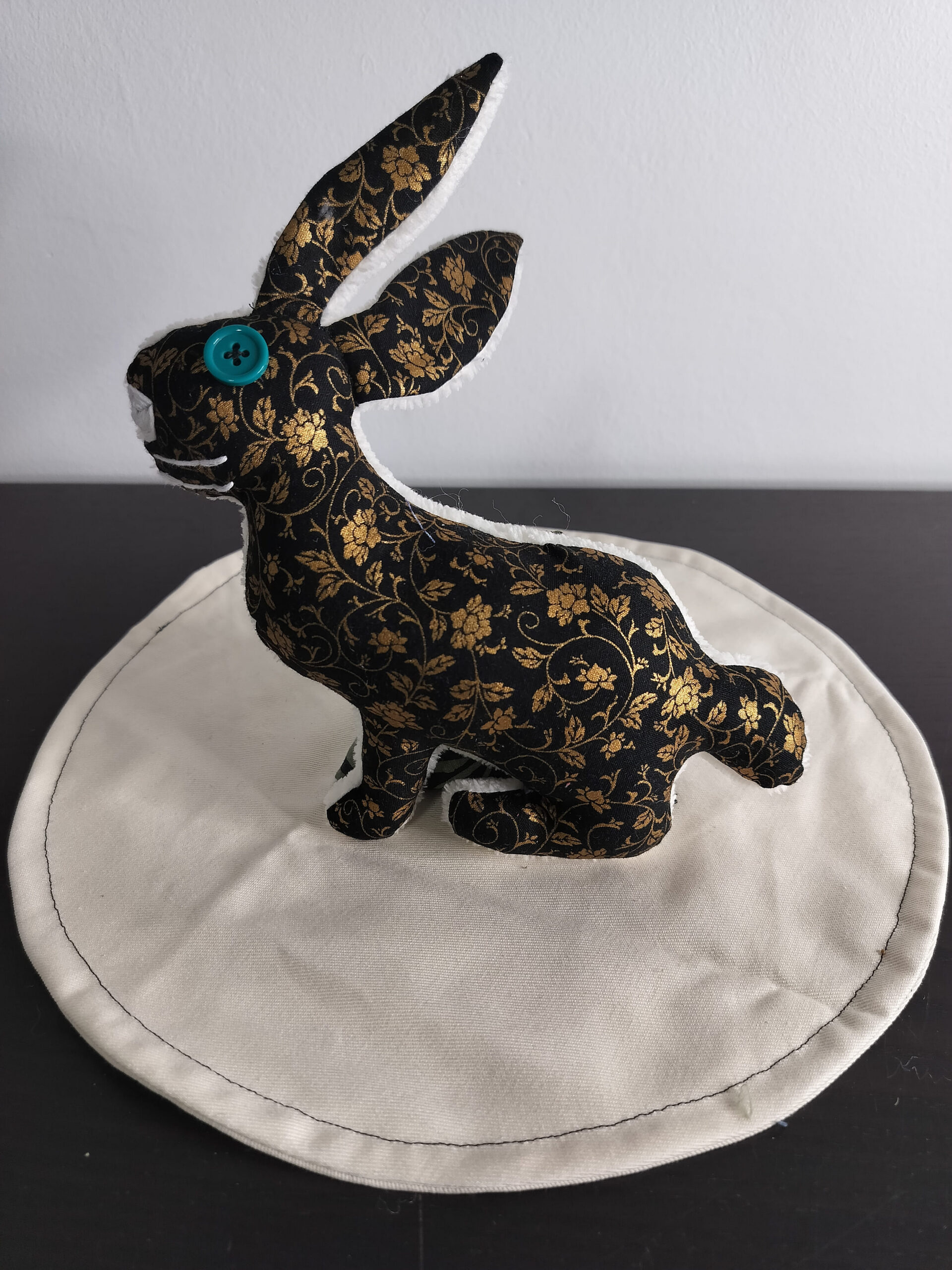 Peluche lapin noir et or en tissu recycle arabesques oeil bouton turquoise fait main