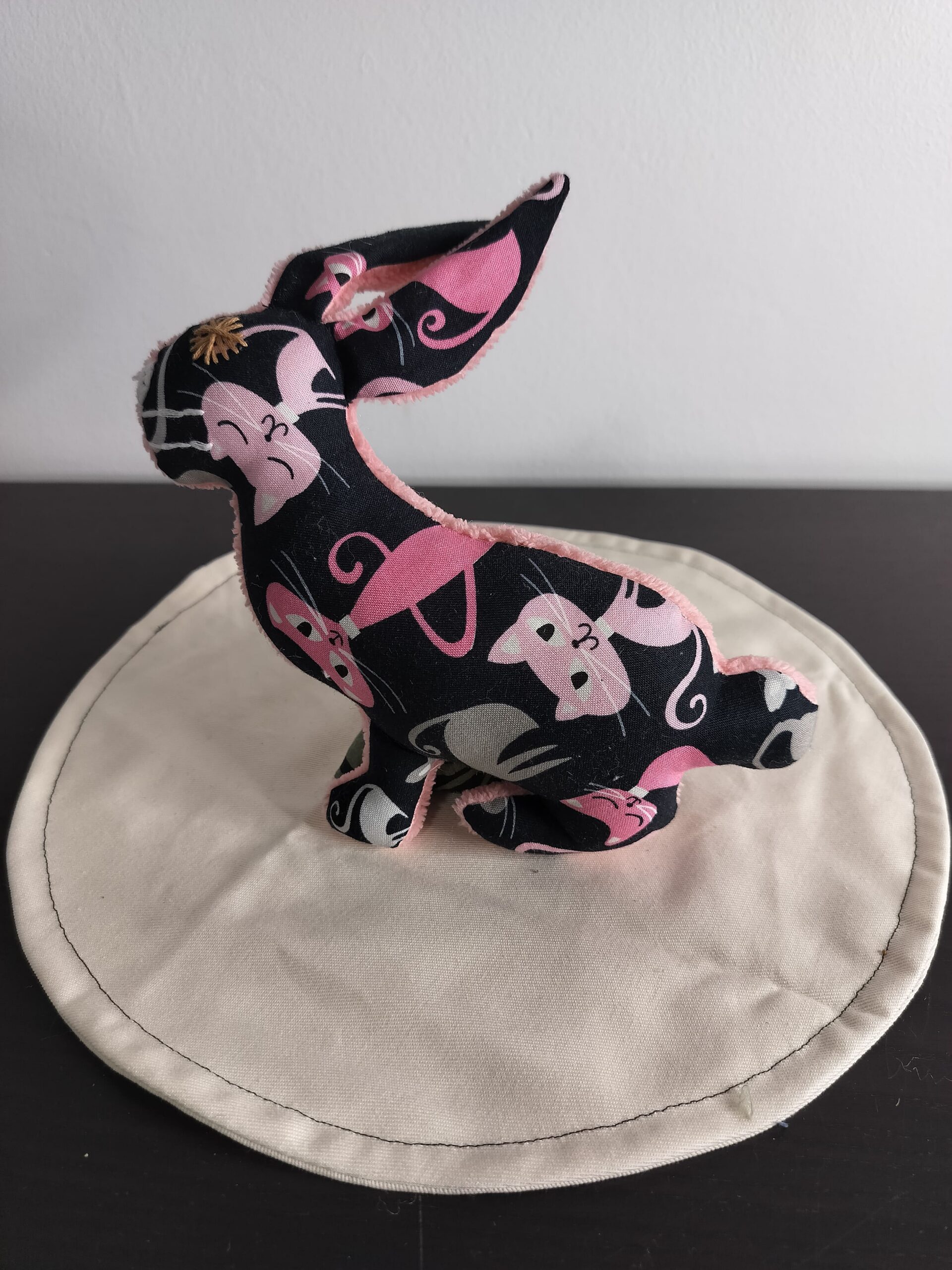 Peluche lapin noir motifs chats roses envers éponge rose œil brodé sécurité enfant
