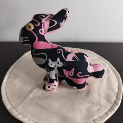 Peluche lapin noir en tissu recyclé chats imprimés œil bouton bois fait main