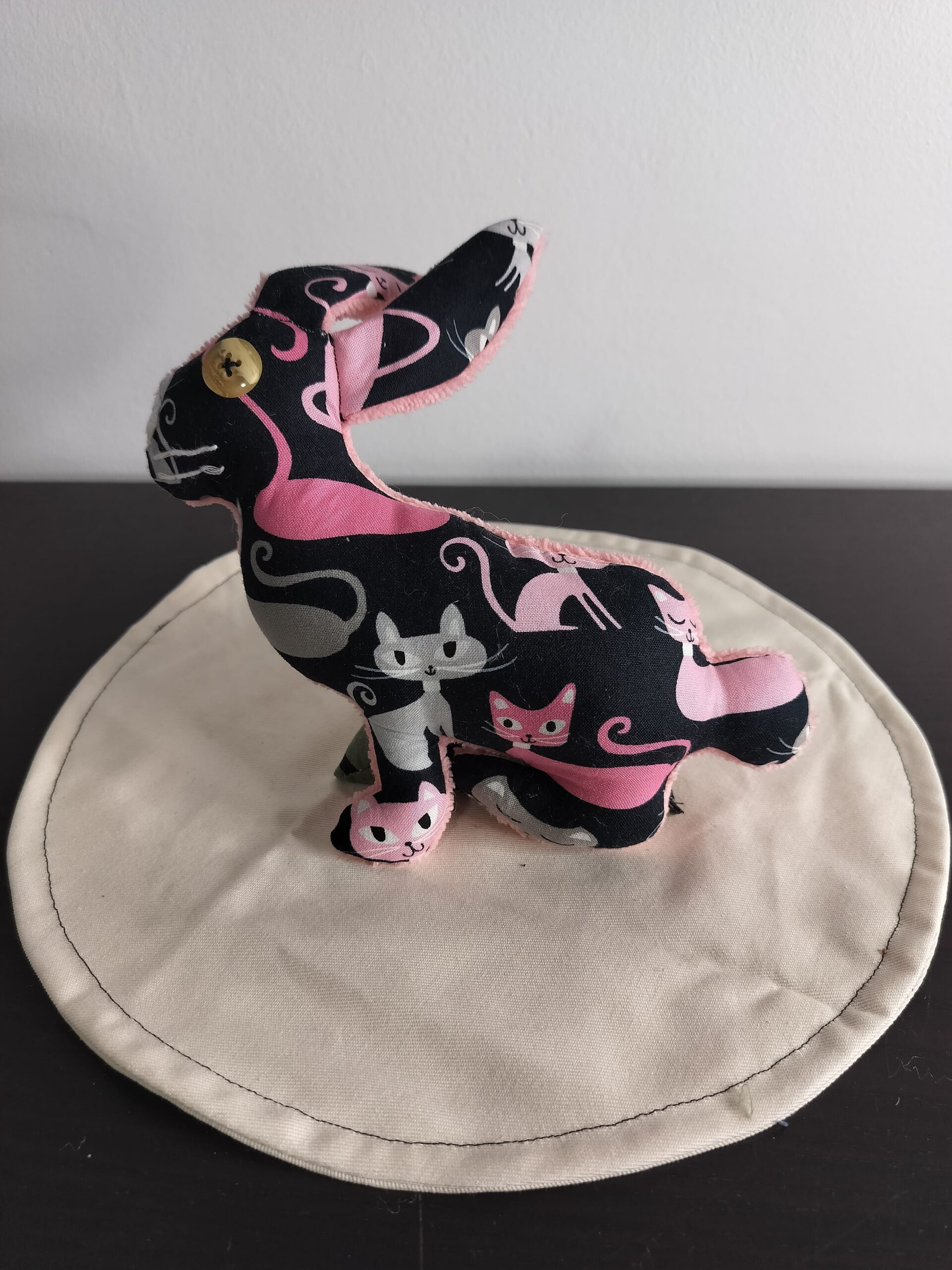 Peluche lapin noir en tissu recyclé chats imprimés œil bouton bois fait main