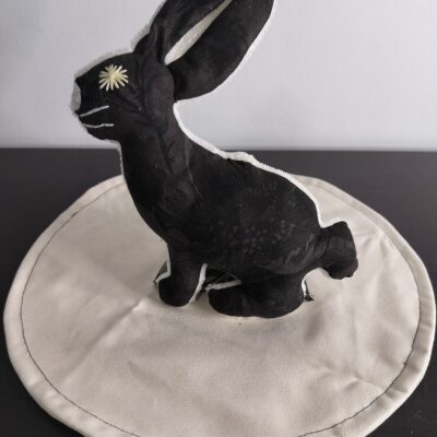 Peluche lapin noir motifs jacquard envers blanc crème œil brodé étoile fait main