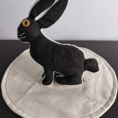 Peluche lapin noir en tissu recyclé bicolore œil bouton bois déco minimaliste