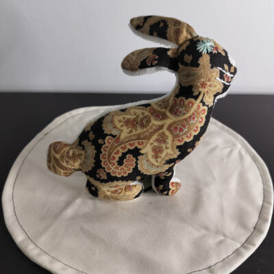 Peluche lapin cachemire noir ocre et or style boheme chic envers eponge creme oeil brode menthe fait main