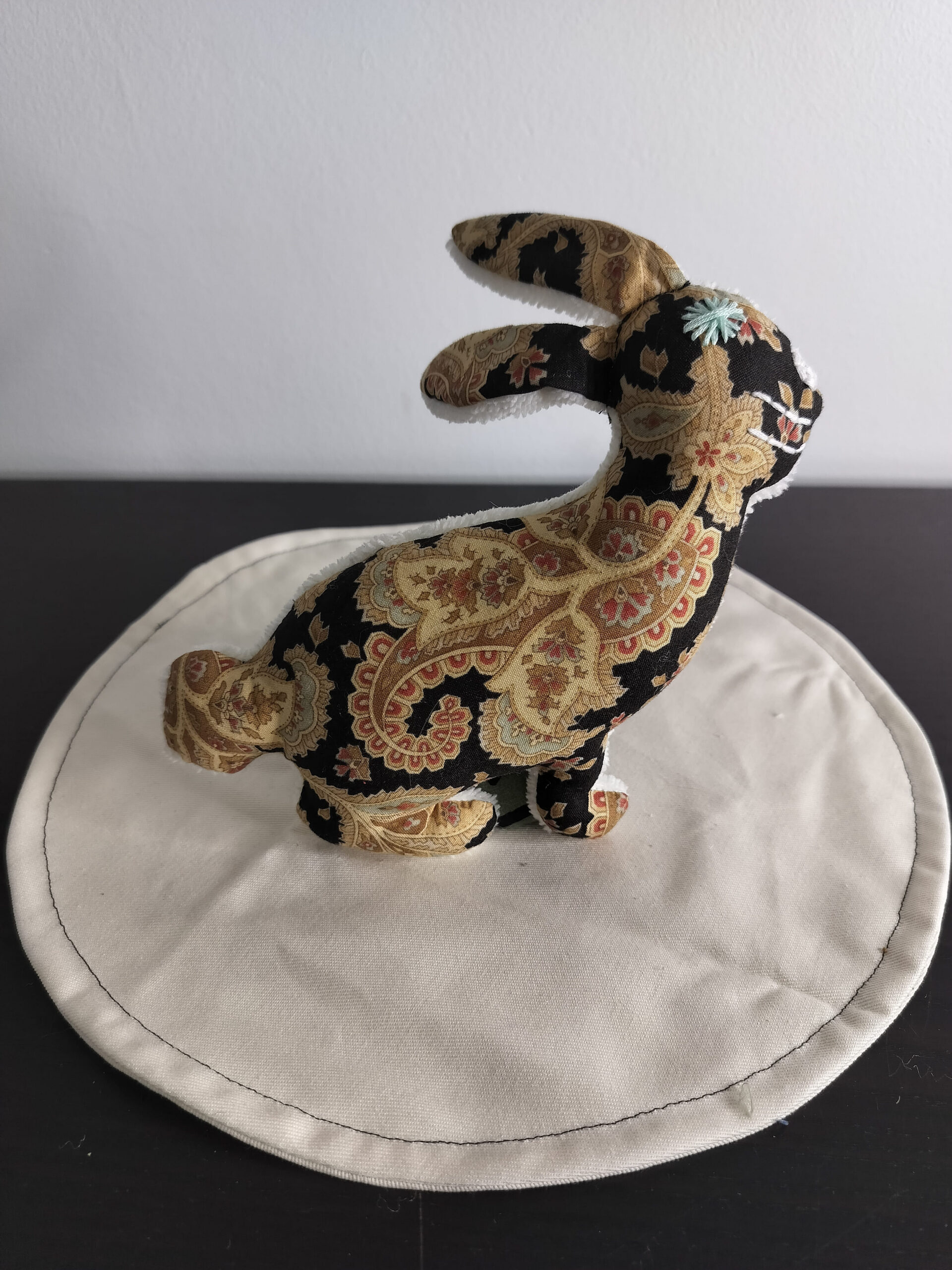 Peluche lapin cachemire noir ocre et or style boheme chic envers eponge creme oeil brode menthe fait main
