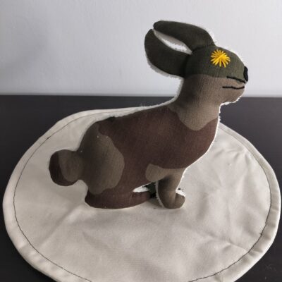 Peluche lapin camouflage kaki marron et brun style militaire nature envers eponge creme oeil brode jaune fait main