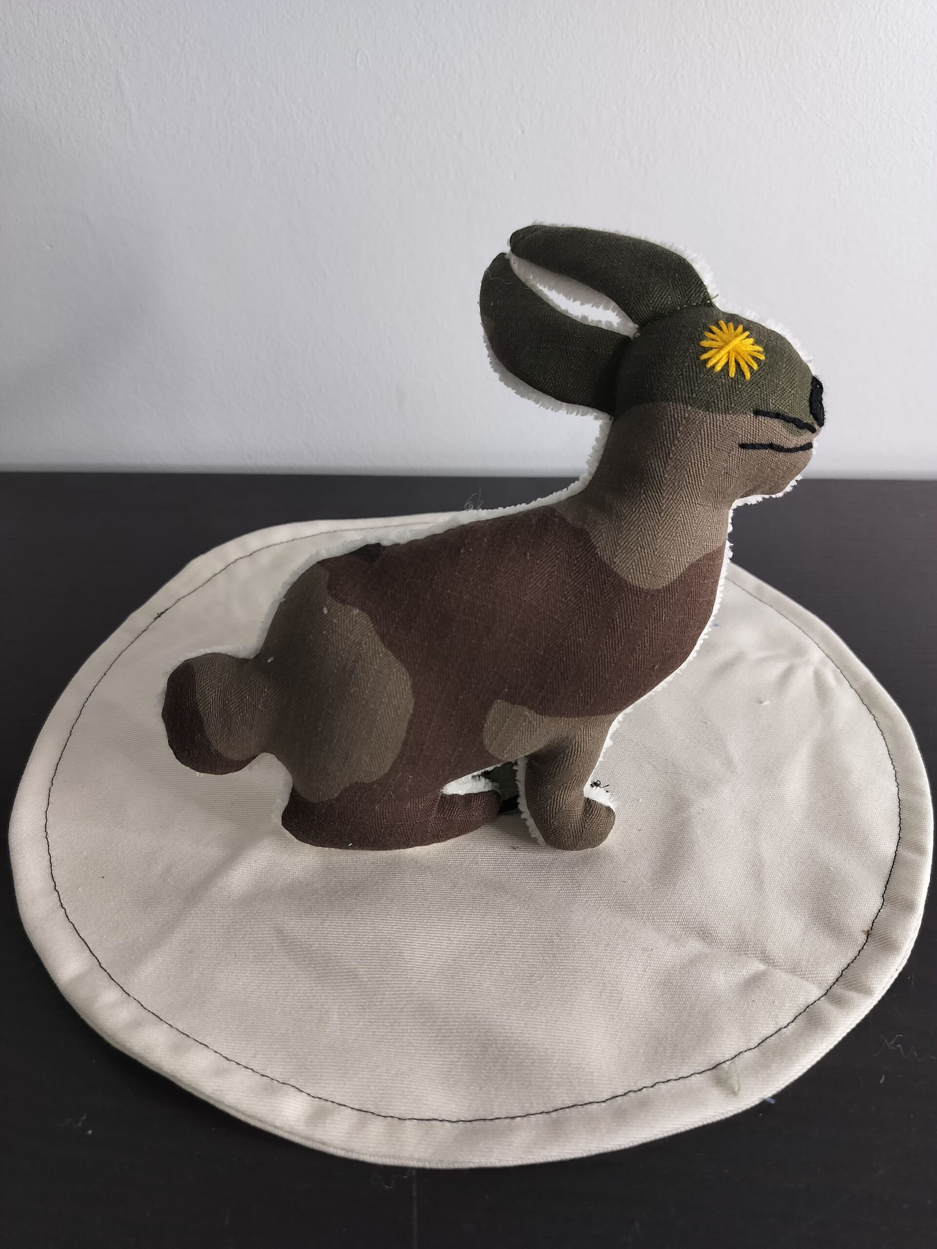 Peluche lapin camouflage kaki marron et brun style militaire nature envers eponge creme oeil brode jaune fait main