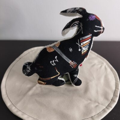 Peluche lapin musique noir guitare saxophone xylophone notes eveil bebe envers eponge creme oeil brode violet fait main