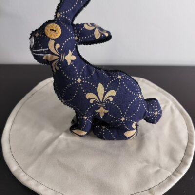Peluche lapin fleur de lys bleu nuit et or style royal chic baroque envers eponge noire oeil bouton bois fait main