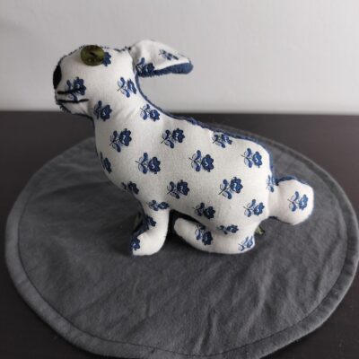 Peluche lapin bleu et blanc motif fleurs champêtres œil bouton kaki fait main