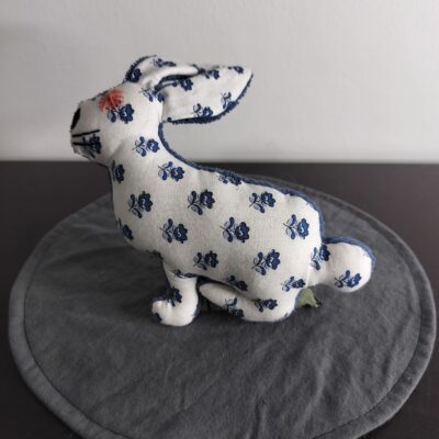 Peluche lapin bleu en tissu fleuri recyclé œil brodé étoile corail doudou bébé