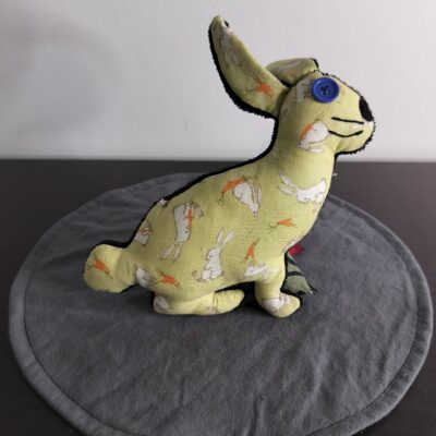 Peluche lapin vert amande motif lapin et carotte œil bouton bleu roi fait main